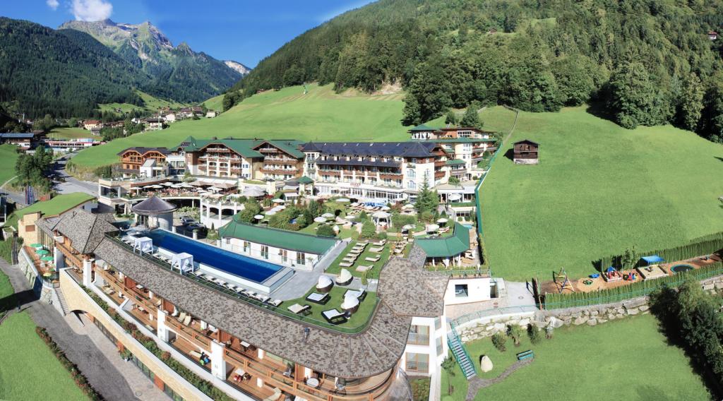 Ganzjährig beheizter 25-Meter-Pool inmitten toller Berglandschaft. (Quelle: Stock Resort)