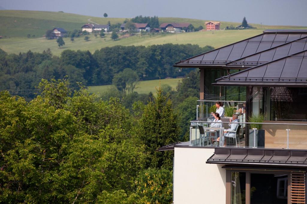 Rund um das Hotel Gmachl bei Salzburg läßt sich in traumhafter Landschaft endlos radeln - oder so lange, wie die Waden mitmachen. (Foto: Romantik Hotel Gmachl)
